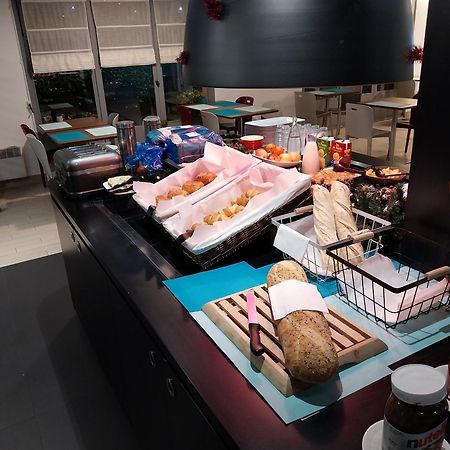 Kyriad Direct Marseille Est La Valentine La Penne-sur-Huveaune Exterior foto