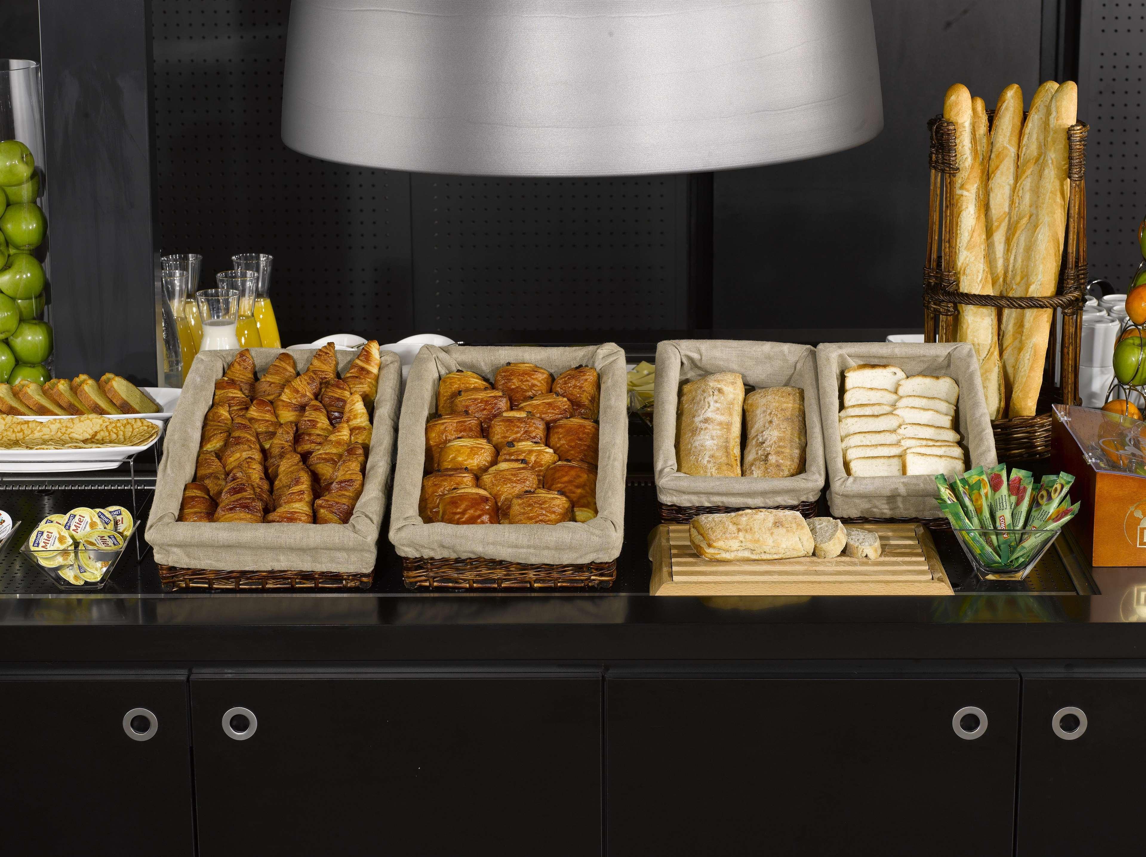 Kyriad Direct Marseille Est La Valentine La Penne-sur-Huveaune Exterior foto