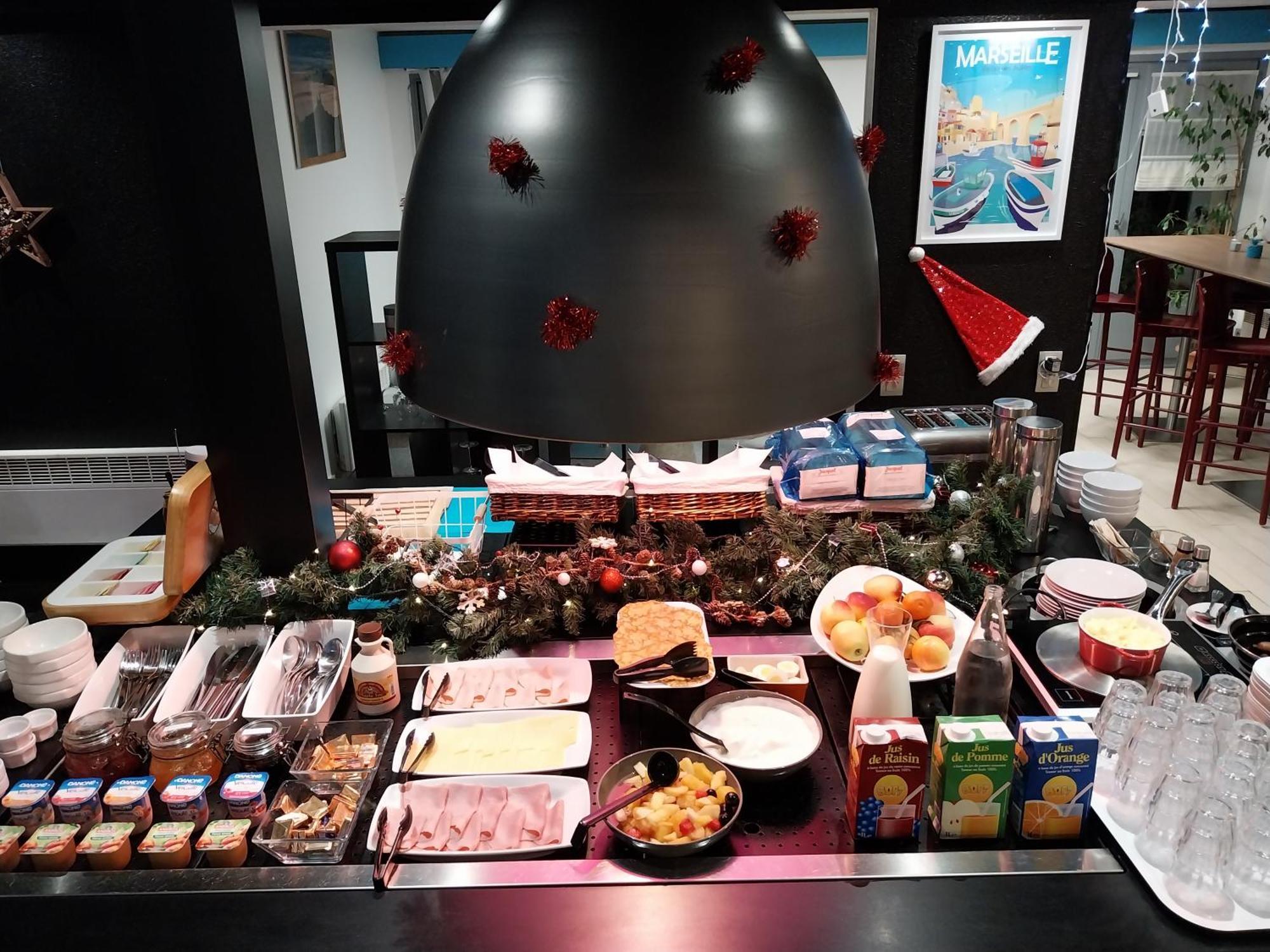 Kyriad Direct Marseille Est La Valentine La Penne-sur-Huveaune Exterior foto